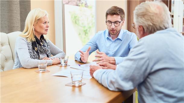 Wie sich Pflege zu Hause organisieren lässt, wissen unsere Experten am Lesertelefon. 