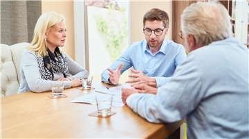 Wie sich Pflege zu Hause organisieren lässt, wissen unsere Experten am Lesertelefon. 