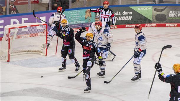 Wie so oft zwischen den Pinguins und Schwenningen war es auch diesmal ein Spiel, in dem es mehr kämpferische als spielerische Elemente gab. Nino Kinder (Mitte) schoss eines der beiden Pinguins-Tore.