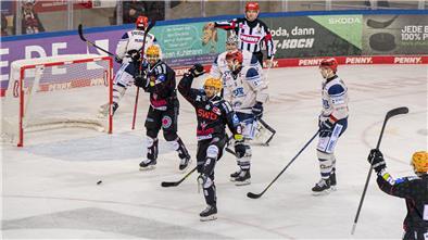 Wie so oft zwischen den Pinguins und Schwenningen war es auch diesmal ein Spiel, in dem es mehr kämpferische als spielerische Elemente gab. Nino Kinder (Mitte) schoss eines der beiden Pinguins-Tore.