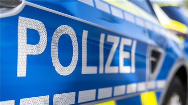 Das Foto zeigt die Tür eines Polizeiautos mit entsprechendem Schriftzug.
