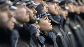 Reihe mit Polizisten