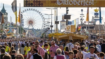 Wie voll ist zu voll? Münchens Wiesn-Chef will keine Jagd auf Besucherrekorde (Archivbild).