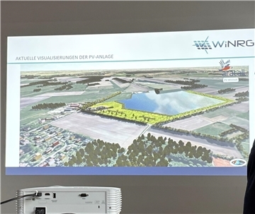 Solarpark Wilstedt: Bürgermeister setzt klare Grenzen Die Gafik einer PV-Anlage auf eine Leinwand projiziert.