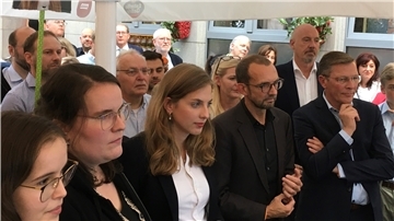 Wiebke Winter (vorne Mitte) und die anderen CDU-Politiker sind enttäuscht bei der Verkündung der Ergebnisse.