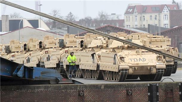 Wieder füllt Militärgerät die weite Fläche der ABC-Halbinsel im Kaiserhafen von Bremerhaven.
