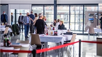 Wiedereröffnung des Fischbahnhofs nach Modernisierungs- und Erweiterungsarbeiten. Im Bild: Die modernisierte Tagungshalle. Foto: Hartmann