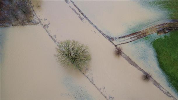 Regen ohne Ende in den Hochwassergebieten Wiesen und Ackerflächen sind vom Wasser der Trave überflutet. Regen und Wind sorgen in Teilen Schleswig-Holsteins für erhöhte Pegelstände.