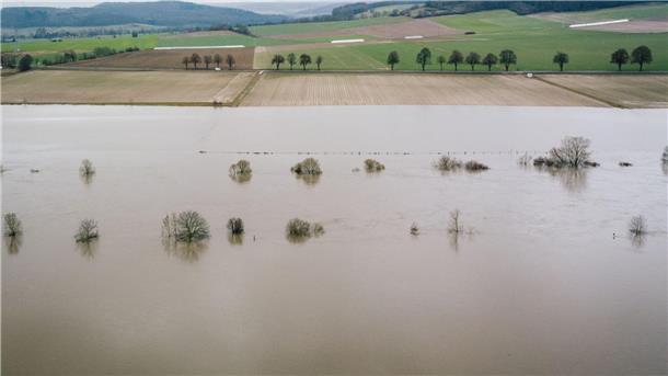 Hochwasserlage: Kampf gegen Überflutung und Aufatmen Wiesen und Felder werden vom Hochwasser der Weser überflutet.