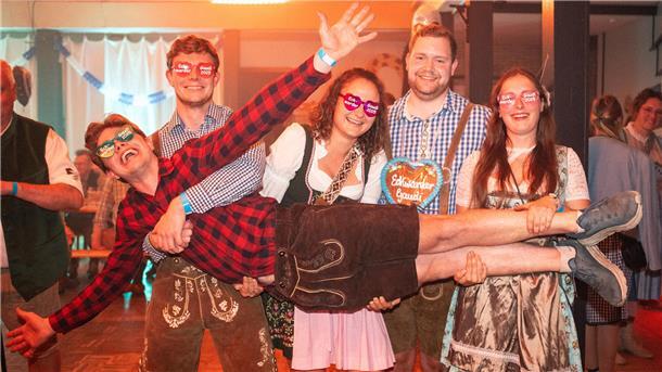 Fünf feiernde junge Leute