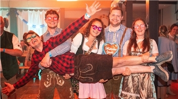 Fünf feiernde junge Leute
