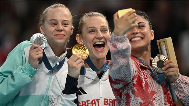 Neutrale Athleten wegen Ukraine-Krieg: Erste Goldmedaille Wijaleta Bardsilouskaja (l) holte die erste Medaille einer Belarussin bei Olympia in Paris.