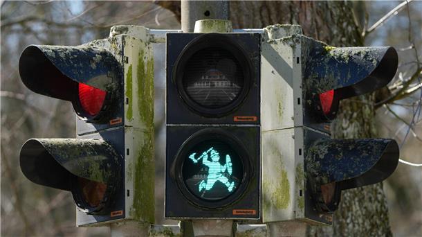Wikinger rennt, Wikinger steht Wikinger-Ampelmännchen regeln den Verkehr.