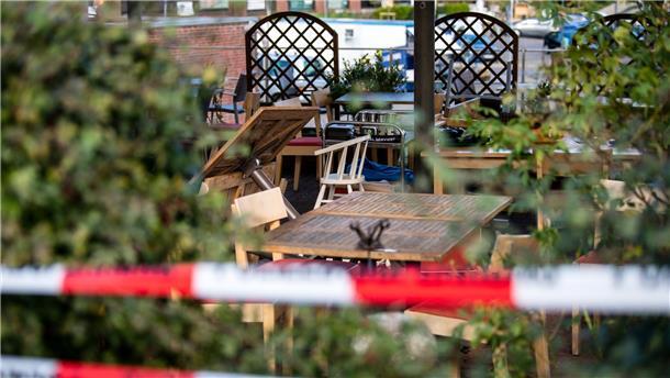 Wilde Szenen in Stade. Ein Mann wurde am Montagabend erschossen, zwei weitere sehr schwer verletzt.