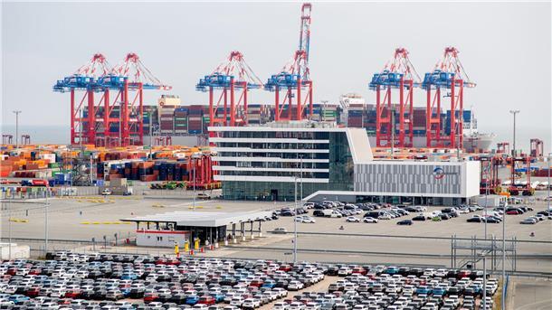 Wilhelmshaven: Die „OOCL Zeebrugge“ liegt am Terminal von Eurogate auf dem JadeWeserPort an der Kaimauer und wird entladen.