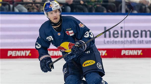 Pinguins verpflichten Verteidiger vom EHC Red Bull München - Kader fast komplett Eishockeyspieler Will Riedell in Aktion