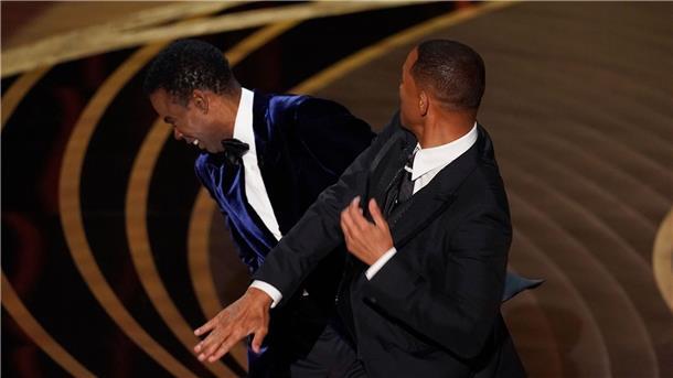 Will Smith (r) verpoasste dem Chris Rock  2022 eine Ohrfeige, weil dieser einen Witz über die Frisur von Smiths Ehefrau Jada gemacht hatte.