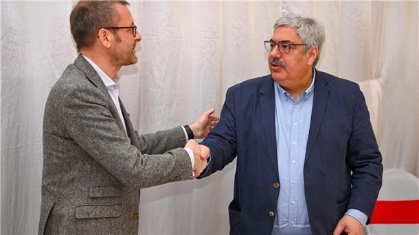 Zwei Männer begrüßen sich mit Handschalg