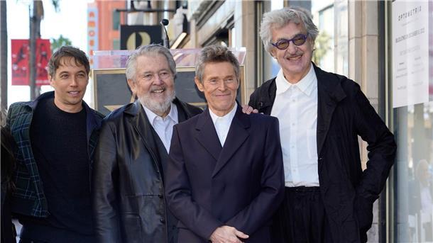 Willem Dafoe enthüllt seinen Hollywood-Stern Willem Dafoe (2.v.r) mit den Regisseuren Sean Baker (l), Walter Hill (2.v.l) und Wim Wenders auf dem Hollywood Walk of Fame.