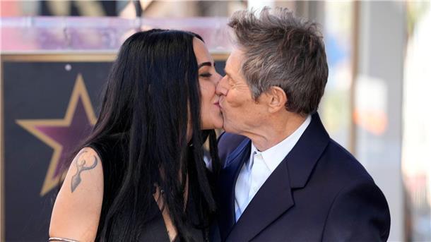 Willem Dafoe enthüllt seinen Hollywood-Stern Willem Dafoe, küsst seine Frau Giada Colagrande auf dem Hollywood Walk of Fame.