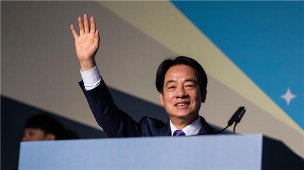 Taiwan wählt China-Kritiker zum Präsidenten William Lai begrüßt seine Anhänger.