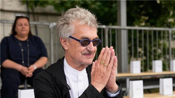 Chanel macht das Seine-Ufer zum Laufsteg  Wim Wenders gehört zu den hochkarätigen Gästen der Chanel-Show.