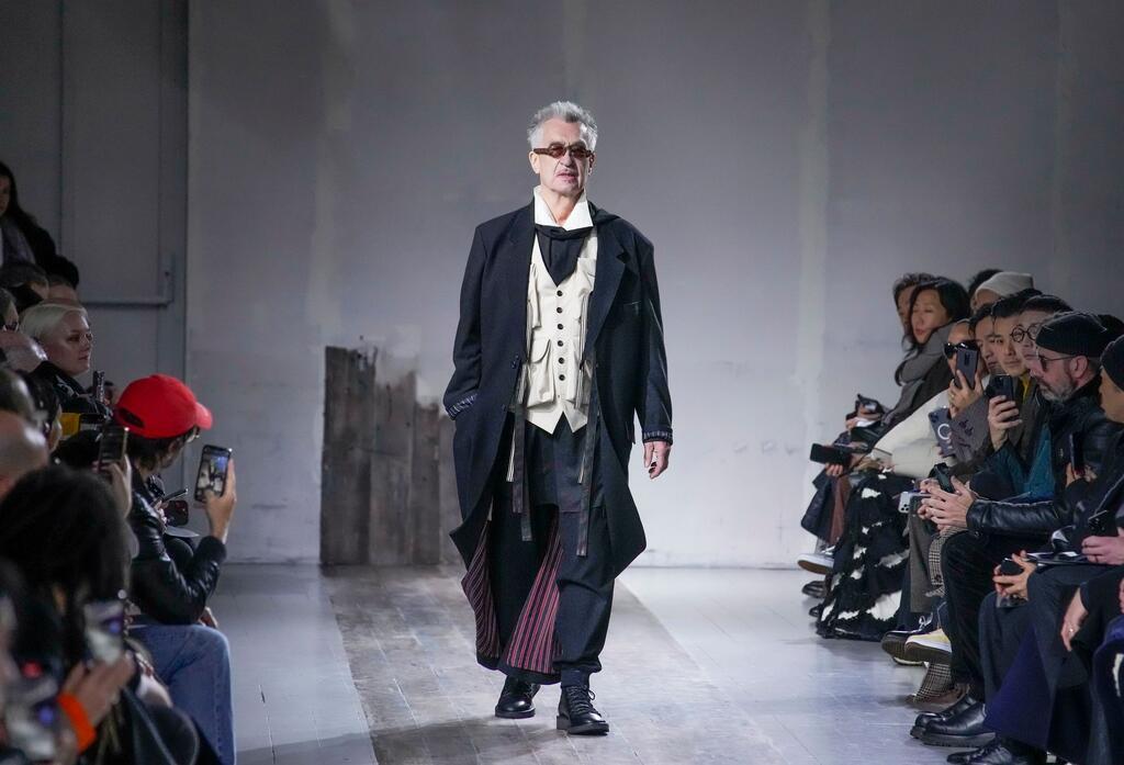 Vom Trümmerkind zum Weltbürger: Wim Wenders wird 80 Wim Wenders trat auch schon als Model auf - 2024 in Paris. (Archivbild)