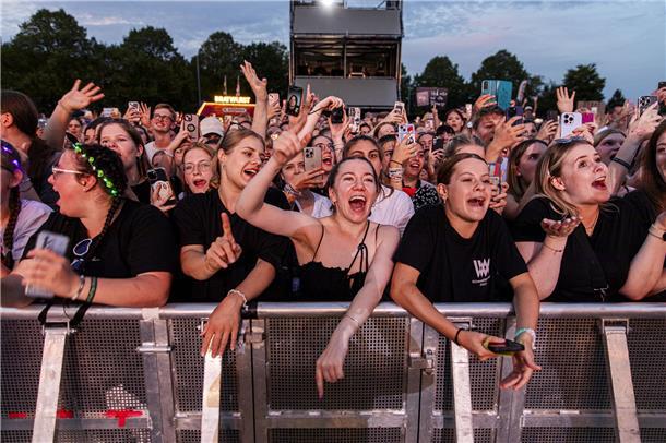 Wincent Weiss rockt die Bühne beim Bremerhavener Open Air Konzert an der Stadtha...