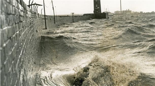 Wind und Wetter ist die Nordmole seit mehr als 100 Jahren ausgesetzt. Das Bild entstand im Januar 1976.