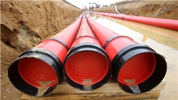 Windenergieanlagen sind vom Wetter abhängig. Damit auch künftig das Stromnetz zuverlässig Energie liefert, sind Speicher notwendig. Wie Wasserstoff wieder verstromt und ins Netz eingespeist werden kann, soll künftig in Bremerhaven getestet werden.