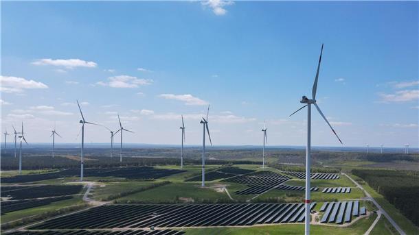 Weniger Strom aus erneuerbaren Energien erzeugt Windenergieanlagen und Solarparks auf der Hochfläche in Klettwitz bei Schipkau in Brandenburg.