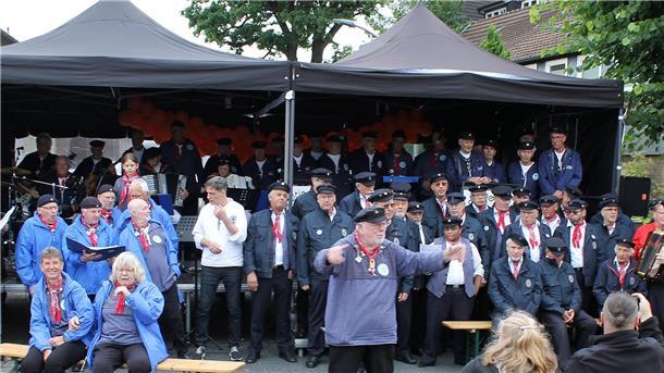 "Windjammer“-Captain Frits Hooijberg dirigiert das große Matjesfest-Finale mit den Gastchören aus den Niederlanden, Butjadingen und Hamburg.