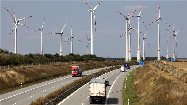 Windräder am Rande der Autobahn