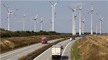 Windräder am Rande der Autobahn