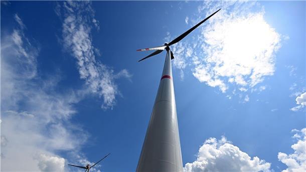 Windräder in NRW künftig näher an Wohngebieten Windräder dürfen in NRW unter strengen Voraussetzungen näher an Wohnhäuser heranrücken.