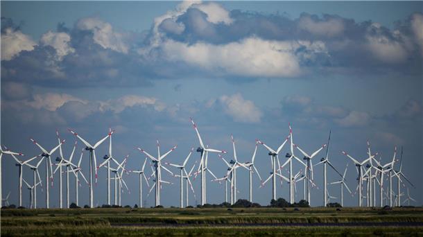 Windräder sollen künftig schneller gebaut werden Windräder sich in einem Windpark an der Nordsee bei Bordelum.