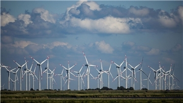 Windräder sich in einem Windpark an der Nordsee bei Bordelum.