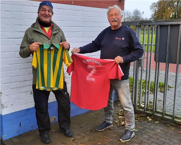 Winfried Korter vom TSV Abbehausen und Max-Peter Michel (1. FC Nordenham)