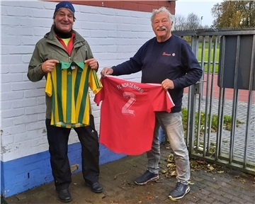 Winfried Korter vom TSV Abbehausen und Max-Peter Michel (1. FC Nordenham)
