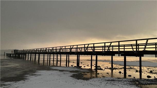 Eisregen: Landungen am Münchner Flughafen wieder möglich Winterlich: Am Ostseebad in Flensburg liegt Schnee.