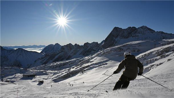 Carver, Kunstschnee, Klima: Skiverletzungen ändern sich Wintersportler genießen in der sich dem Ende zuneigenden Saison Sonnenschein und blauen Himmel. (Archivbild)