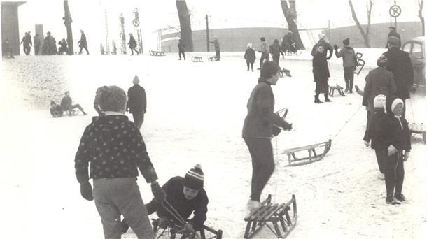 Als die Winter in Nordenham noch kälter waren Wintervergnügen nahe des Bahnhofs an der Müllerstraße im Jahr 1964.