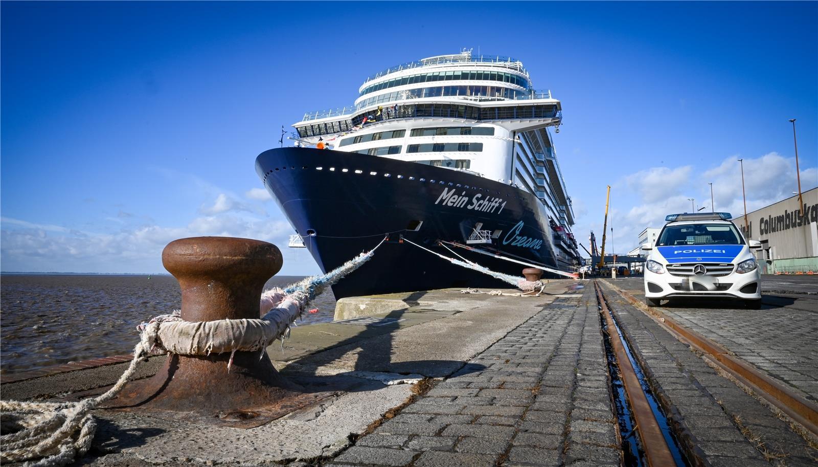 Wir begleiten Beamte der Bundespolizei bei ihrer Arbeit im Hafen. So wird auch d...