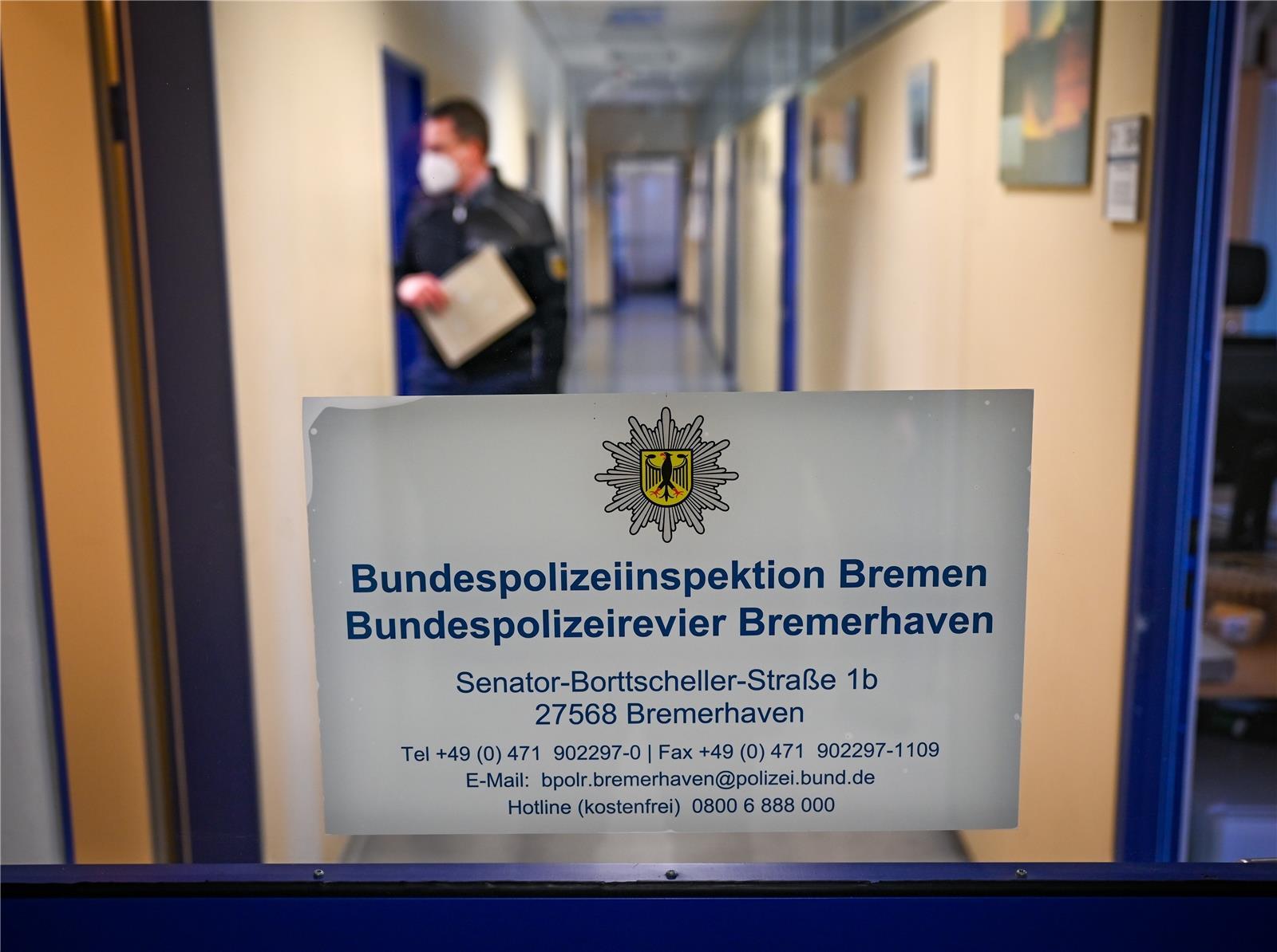 Wir begleiten Beamte der Bundespolizei bei ihrer Arbeit im Hafen. Foto Scheschon...