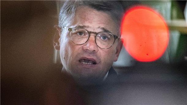 Merz betont gemeinsame Verantwortung mit Söder bei K-Frage „Wir brauchen (...) einen Kanzlerkandidaten, den die gesamte Partei mitträgt und der auch die ganze Partei begeistert“, sagt Hessens Ministerpräsident Boris Rhein (CDU).