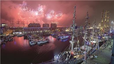 Wir freuen uns schon drauf: Hell erstrahlt der Bremerhavener Nachthimmel während des Sail-Feuerwerks. Hier eine Aufnahme aus 2015. Mit unserem Sail-Countdown bringen wir uns für die Sail 2025 schon einmal in Feierstimmung.