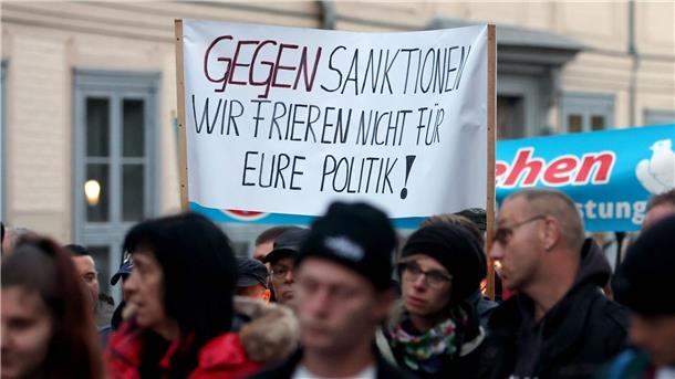 „Wir frieren nicht für eure Politik!“: Banner bei einer Demonstration in Schwerin.