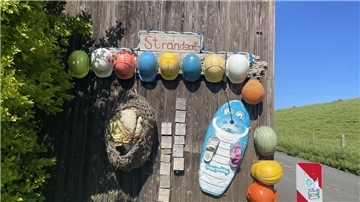 Strandgut an Hauswand