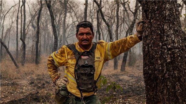 Indigene Feuerwehrleute kämpfen in Brasilien gegen Flammen „Wir müssen unsere Umwelt verteidigen, wer soll es sonst machen?“, sagt Fernandes.