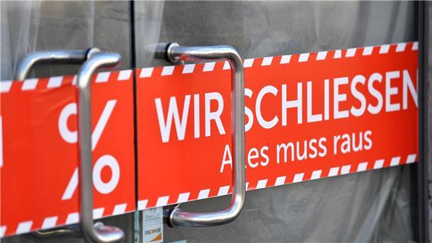 „Wir schliessen. Alles muss raus“ an der Tür eines Geschäfts. - Der Kreditversicherer Allianz Trade erwartet in Folge der jüngsten Turbulenzen am Bankenmarkt im laufenden Jahr mehr Firmenpleiten.